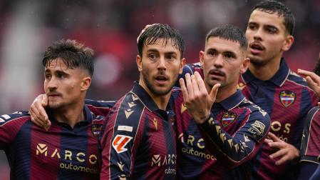 Iker Losada celebra el primer gol del Levante ante el Sevilla