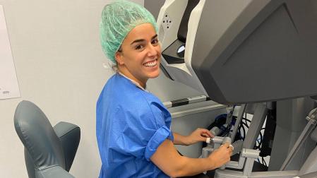 Irene Maya a los mandos de uno de los robots Da Vinci Xi.