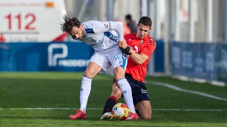 Enric Gallego, actual delantero del Tenerife, junto al rojillo Asier Osambela