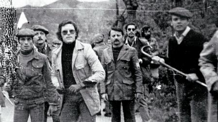 A la derecha, el “hombre de la gabardina” que disparó contra Aniano Jiménez. En el centro -con gafas oscuras y cazadora clara- el neofascista italiano Augusto Cauchi (Ordine Nuevo); a su izquierda, con bigote, Delle Chiaie (Avanguardia Nazionale) y, a su inmediata derecha, también con bigote y boina ladeada, Emilio Berra, de la Triple A argentina