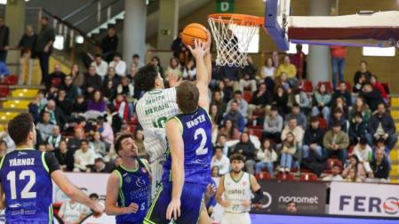 Knotek trata de taponear en Córdoba