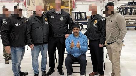 Nicolás Maduro levanta los dedos pulgares hacia arriba cuando es fotografiado junto a los policías que le custodiaban