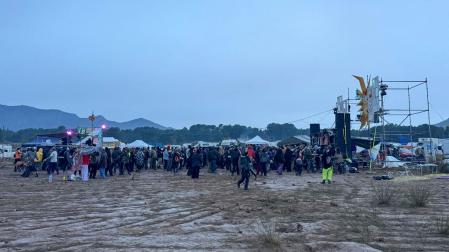 Decenas de personas participan en la rave que se celebra en el embalse del Cenajo, en Albacete, desde la pasada Nochevieja