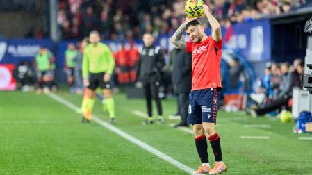 Javi Galán se dispone a sacar de banda durante el Osasuna-Athletic, en su debut como rojillo