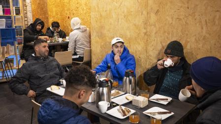 Algunos de los jóvenes sin hogar que pasaron su primera noche en la librería, durante el desayuno