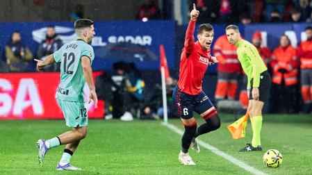Lucas Torró, uno de los bastiones de Osasuna en el juego aéreo, junto a Jesús Areso