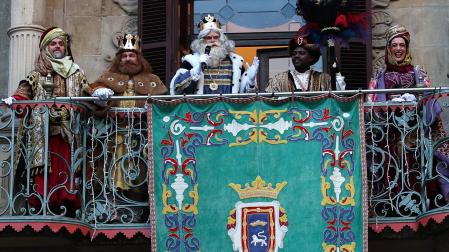 Multitudinario recibimiento a los Reyes Magos de Oriente a su entrada en Pamplona, con la comitiva recorriendo el Casco Viejo y la posterior visita al Ayuntamiento de Pamplona