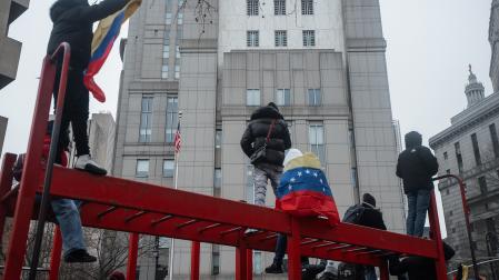 Protestantes anti Maduro se concentran ante el Tribunal Federal del Distrito Sur de Nueva York donde compareció el mandatario venezolano