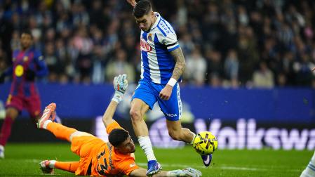 Joan García saca una mano milagrosa evitando el tanto en el mano a mano con el delantero del Espanyol, Roberto Fernández