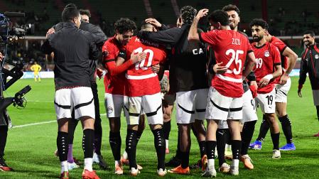 Los jugadores de Egipto felicitan a Salah tras uno de los tantos anotados contra Benin
