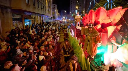 Pamplona volvió a llenarse de colorido, magia e ilusión con el paso de la Cabalgata de SS MM los Reyes Magos de Oriente este lunes, 5 de enero