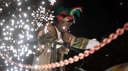 Pamplona volvió a llenarse de colorido, magia e ilusión con el paso de la Cabalgata de SS MM los Reyes Magos de Oriente este lunes, 5 de enero