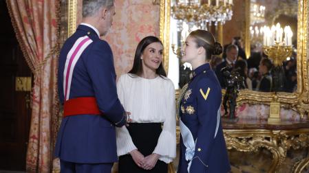 La princesa Leonor, el rey Felipe VI y la reina Letizia antes de los discursos en el Salón del Trono del Palacio Real en el marco de la ceremonia de la Pascua Militar,