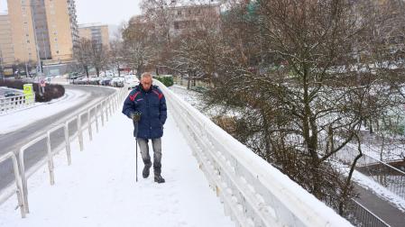 Un hombre camina con precaución por el puente de San Jorge, en Pamplona