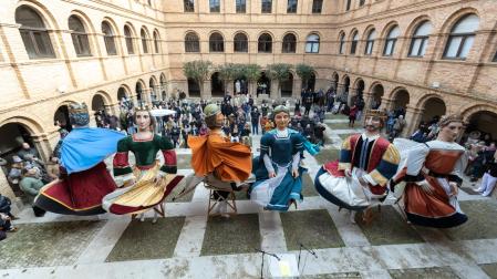 Instante del baile que interpretaron las seis figuras de la Comparsa de Gigantes de Tudela en el patio del Centro Cultural Castel-Ruiz de la capital ribera