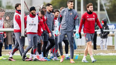 Los jugadores de Osasuna transportan una de las porterías durante el entrenamiento de este 6 de enero