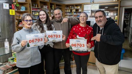 De izda. a dcha.: Teresa Garbayo Rández, su nieta Alicia García de Juan y su hijo Ricardo García Garbayo, la empleada Luisa Fernanda Igea Gracia, y su otro hijo Pachi García Garbayo