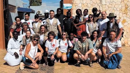 Foto de familia del personal sanitario, miembros de la ONG y voluntarios frente al consultorio médico de Niangal, donde prestan la atención sanitaria