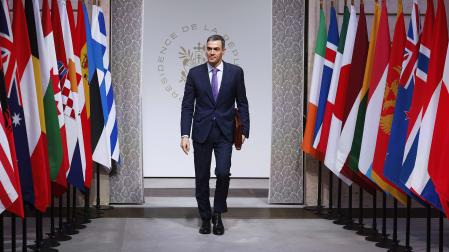El presidente Pedro Sánchez se dirige a dar la rueda de prensa tras la reunión de la Coalición de Voluntarios por Ucrania celebrada en el Palacio Elíseo de París