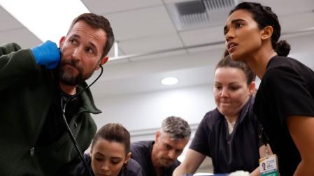 Noah Wyle y Supriya Ganesh, como el doctor Robby y la doctora Mohan, en un fotograma de ‘The Pitt’