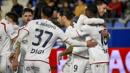 Raúl celebra uno de los goles en Huesca en la eliminatoria anterior.