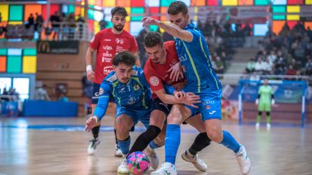 Albert Ortas, de Osasuna Magna, trata de zafarse de la presión de dos jugadores del Valdepeñas