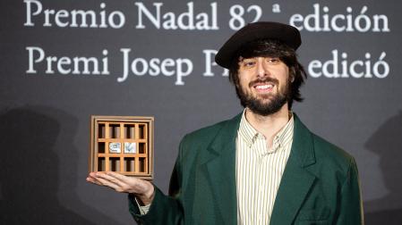 El escritor David Uclés posa con el 82º Premio Nadal tras ganarlo con la obra 'La ciudad de las luces muertas'