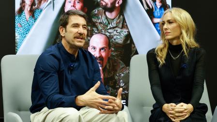Los actores Kira Miró y Raúl Tejón durante una entrevista