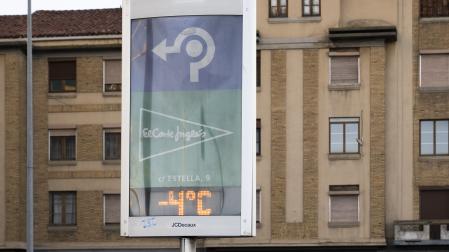Un termómetro junto a la antigua estación de autobuses marca 4 grados bajo cero el 5 de enero