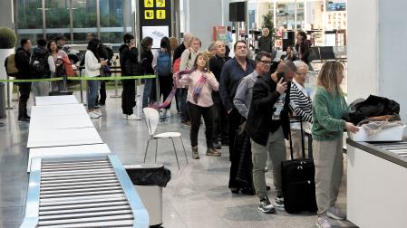 Pasajeros en el aeropuerto de Pamplona el pasado noviembre para ir en un chárter rumbo a Marrakech