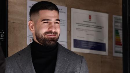 El doble campeón de la UFC, Ilia Topuria, a su salida, este miércoles, del Juzgado de Violencia Sobre la Mujer de Móstoles, que tramita las cuestiones familiares derivadas de la separación de la pareja tras haber sido denunciado por parte de su exmujer Giorgina Uzcategui por presuntos malos tratos