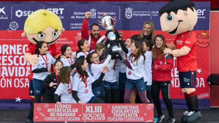 Claret Larraona celebra el título del Interescolar femenino