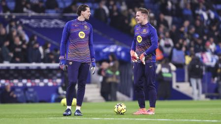 Wojciech Szczesny y Marc-Andre Ter Stegen conversan durante el calentamiento en el RCDE Stadium antes del Espanyol-Barcelona