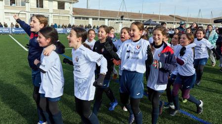 Partidos de las finales de consolación, mixta y femenina del Torneo Interescolar de Tajonar 2025 con la entrega de trofeos y premios