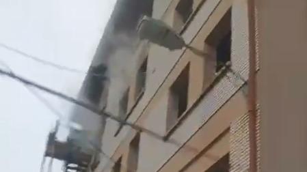 El edificio fue desalojado y acudieron al lugar Bomberos de Navarra y patrullas de Policía Foral y Policía Municipal