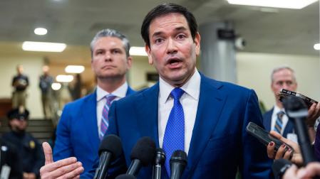 El secretario de Estado de EE. UU., Marco Rubio (centro), junto con el secretario de Defensa, Pete Hegseth (izq.), habla con los periodistas después de informar a los senadores estadounidenses sobre la captura del presidente venezolano, Nicolás Maduro, en el Capitolio