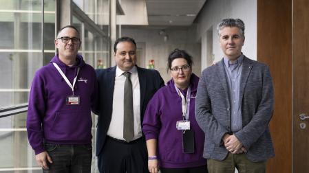 Izda a dcha: David González (padre de un niño afectado por Síndrome de Dravet), José Ángel Aibar, (presidente de la Fundación), Marta García (madre de un niño afectado) y el neuropediatra del HUN Sergio Aguilera.