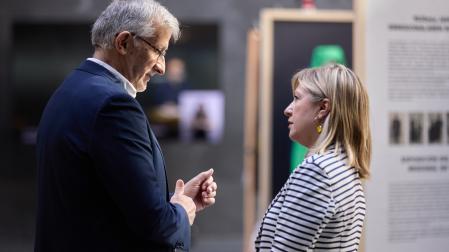 El vicepresidente Félix Taberna conversa en el atrio del Parlamento con Amparo López, minutos antes del inicio de una sesión plenaria.
