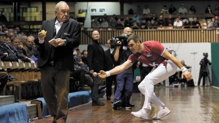Joseba Ezkurdia resta una pelota en el ancho en el Astelena en el día de Reyes, en el que sumaron su cuarta victoria