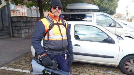 El trabajador del Ayuntamiento del Valle de Aranguren, Ángel Campos, combate el frío con "una térmica, luego una camiseta más corta, una sudadera y la chaqueta del trabajo”