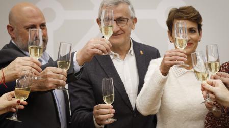 La presidenta Chivite, en pleno brindis ayer junto a los consejeros Taberna y Arasti. VILLAR LÓPEZ (EFE)GRAFCAV7975. PAMPLONA, 22/12/2025.- La presidenta del Gobierno de Navarra, María Chivite, durante el tradicional brindis navideño con los medios de comunicación, en el que ha pedido unión "para combatir la desinformación como una de las grandes amenazas de nuestra democracia". EFE/Villar López