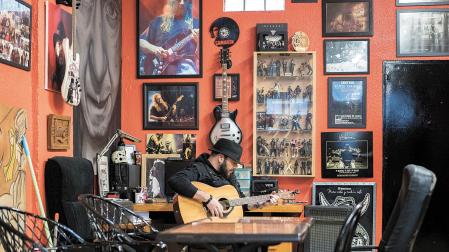 Al cantante y músico Kutxi Romero le gusta rodearse de imágenes y objetos relacionados con la música... En broma, lo llama el ‘kutxitril’