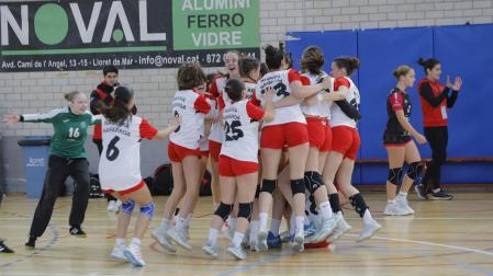 Las jugadoras del cadete femenino celebran el pase a la final de mañana frente a Cataluña