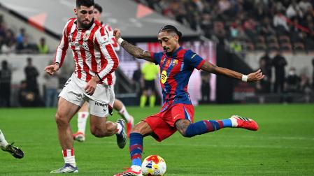 Raphinha dispara a portería tras recortar a Areso en el 4-0 del partido
