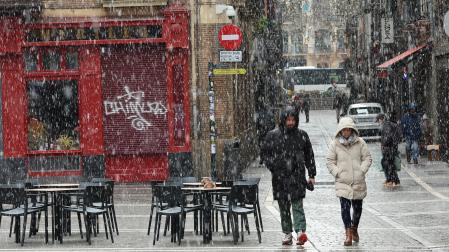 La nieve volvió a caer en Pamplona, como se ve en esta imagen tomada en San Nicolás, aunque de forma más moderada que el lunes