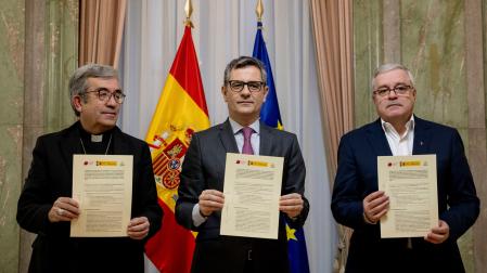 El ministro de la Presidencia, Justicia y Relaciones con las Cortes , Félix Bolaños (c), junto al presidente de la Conferencia Episcopal, Luis Argüello (i), y el presidente de la Conferencia Española de Religiosos (CONFER), Jesús Díaz Sariego (d)