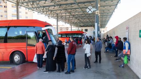 Usuarios esperando en la estación de Tudela a subir a un autobús del grupo Interbús, que gestiona la línea Zaragoza-Tudela-Pamplona