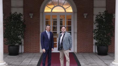 El presidente del Gobierno, Pedro Sánchez, recibe al líder de ERC, Oriol Junqueras, este jueves en el Palacio de la Moncloa.