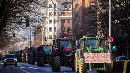 Foto de los tractores que han recorrido las calles del centro de Pamplona