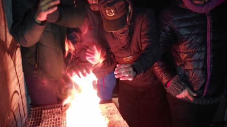 Cazar ratas para evitar que devoren la escasa comida disponible forma parte de la rutina nocturna en el antiguo convento de las Agustinas de Aranzadi. Las atrapan, las introducen en bolsas de plástico y las arrojan al contenedor.